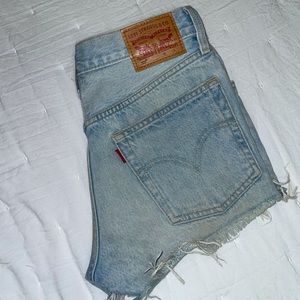 Levi Light-wash 501s